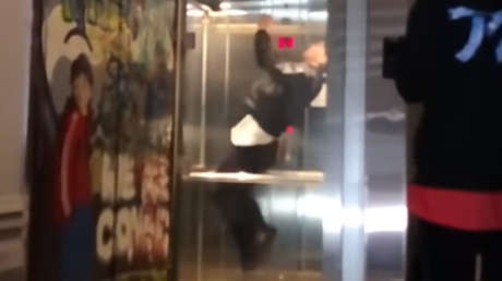 VIDEO: Un salto mortal hacia atrás en un ascensor termina de manera imprevista