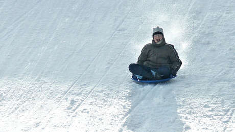 VIDEO: Practica el tubing 'a todo gas' y acaba chocando contra un coche