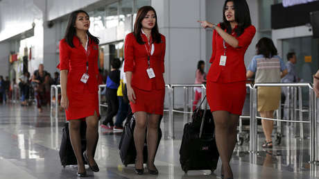 "Se les ve pecho y la ropa interior": Se queja a un senador de Malasia por cómo visten las azafatas