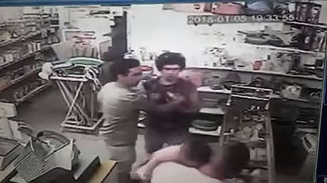 Argentina: Un bebé recibe un fuerte puñetazo en medio de una pelea (FUERTES IMÁGENES)