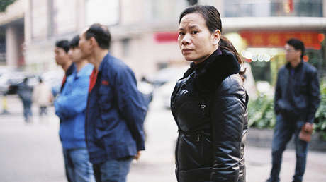 FUERTES IMÁGENES: Se le cae encima un letrero... y sobrevive