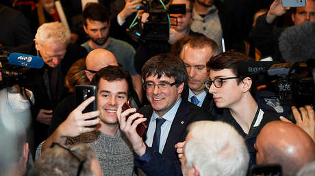 VIDEO: Un español aborda a Puigdemont en Dinamarca y le insta a besar la bandera de España