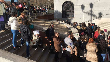 España: Miles de personas colapsan el centro de Madrid para entregar su currículo en un hotel