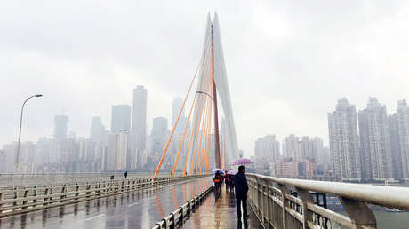 Un hombre se va a vivir debajo de un puente para descifrar la fórmula ganadora de la lotería (FOTOS)