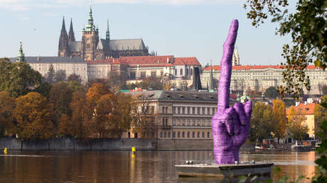 Desde Ronaldo hasta una maleta gigante: Instalaciones artísticas que causaron escándalo