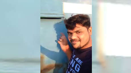 VIDEO: Quiere hacerse un 'videoselfi' y graba el momento en que es atropellado por un tren