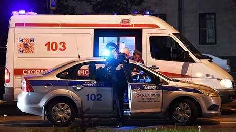 Un coche choca contra gente que esperaba en una parada de autobús en Moscú (FUERTES IMÁGENES 18+)