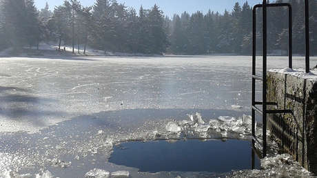 VIDEO: Turista japonés grita, salta y se baña en un río siberiano a 60 grados bajo cero
