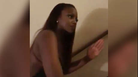 VIDEO: Una mujer pilla a su novio con la amante, y esta se hace pasar por una muñeca sexual