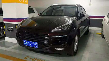 Su novia lo abandona al descubrir que su Porsche era una copia china