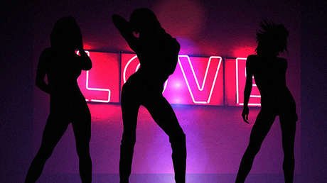 VIDEO: 'Strippers' bailan con cumpleañero de 12 años en calidad de 'regalo' de su padre millonario