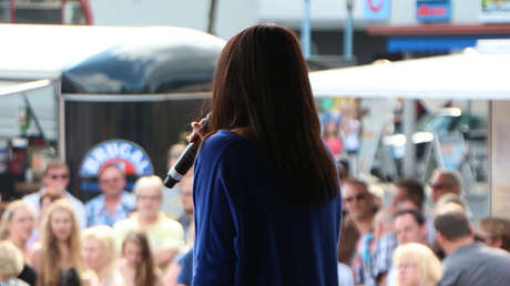 VIDEO: Una joven venezolana 'paraliza' con su voz una calle de Santiago de Chile