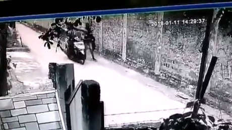 VIDEO: Motociclista acosa sexualmente a una mujer y se da a la fuga