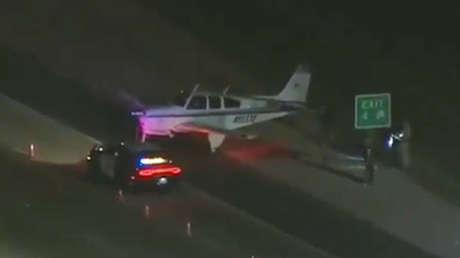 Un avión aterriza de emergencia en una carretera de EE.UU. (VIDEOS)