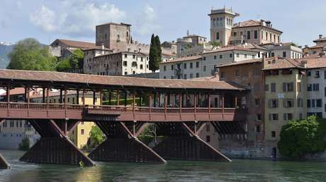 Un cartero italiano acumula media tonelada de cartas en su casa