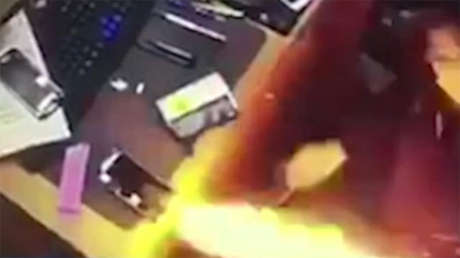 VIDEO: Un 'smartphone' explota cuando le cambiaban la batería