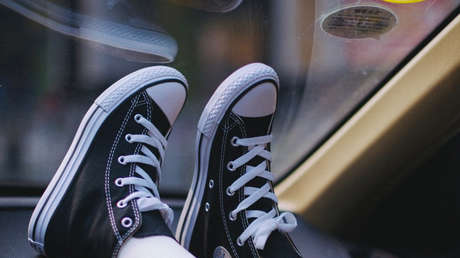 FOTOS: Policía identifica a español que conducía con los pies mientras maneja el móvil con las manos