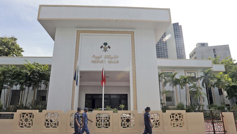 Soldados rodean el Parlamento de Maldivas en medio de la crisis política