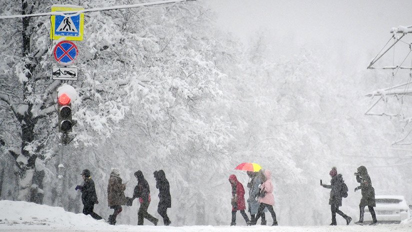 FOTOS: El Ejército ayuda a quitar la nieve en Moscú