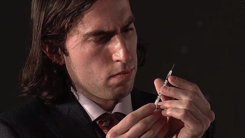 VIDEO: Un 'biohacker' se inyecta una vacuna experimental no probada contra el herpes en vivo