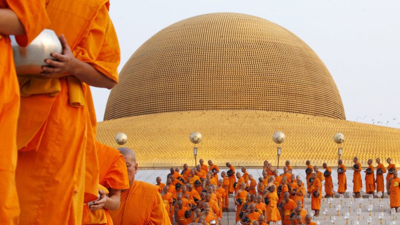 Video: Un sacerdote budista tailandés es pillado in fraganti robando prendas íntimas de mujeres