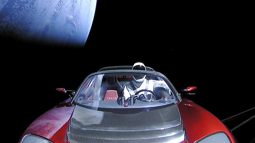 Elon Musk publica la "última foto" tomada desde el auto Tesla enviado al espacio