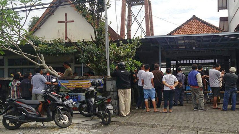 Entra con una espada en una iglesia, hiere a 4 fieles y decapita figuras de Jesús (VIDEO)
