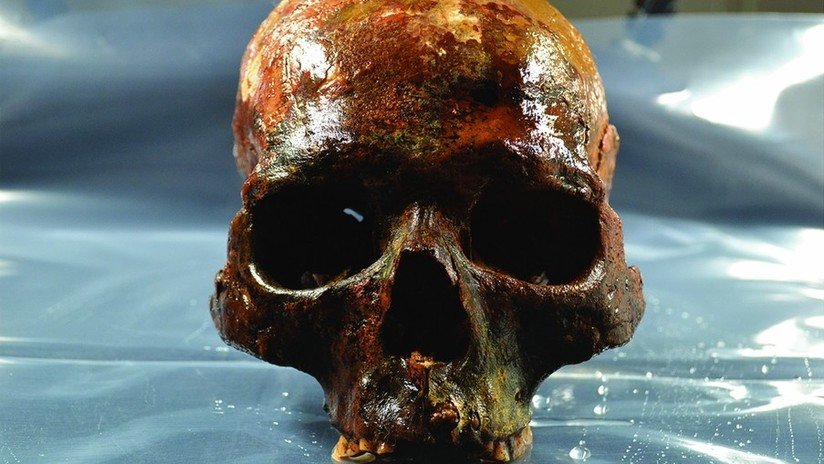 Descubren un misterioso enterramiento subacuático con cráneos sin mandíbulas atravesados por estacas