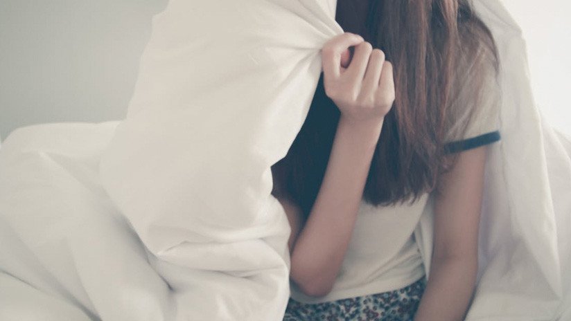 Se acuesta con dolor de cabeza y se levanta hablando con acento británico