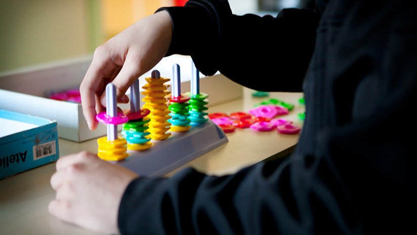 Mujer alimentó a su hija con lejía porque leyó en Facebook que era una 'cura' para el autismo