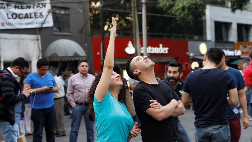 VIDEO: Violinista calma al público en la Ciudad de México con su música durante el sismo