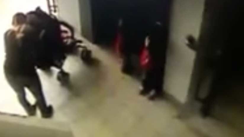 VIDEO: Una niña de 2 años 'desaparece' ante los ojos de su madre mientras la fotografiaba