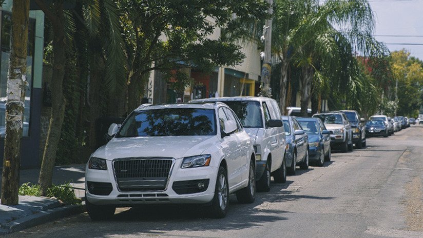 VIDEO: Un coche 'flota' para salir de un estacionamiento en Brasil