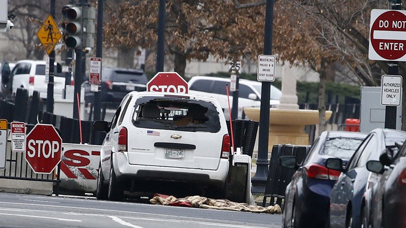 Video: Mujer embiste su vehículo contra una de las barreras de seguridad de la Casa Blanca
