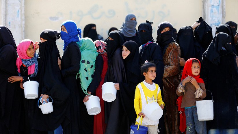 Empleados de la ONU entregan alimentos a mujeres y niñas sirias a cambio de sexo