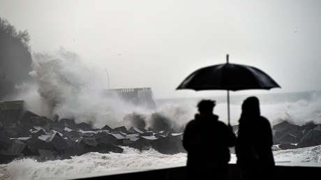 Alerta roja en varias provincias de España por la nieve y el oleaje
