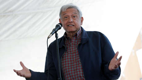 FOTO: Candidato presidencial mexicano porta una chamarra con la leyenda "Andrés Manuelovich"