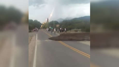 IMPRESIONANTE VIDEO: Un inmenso alud de lodo cubre un tramo carretero en Argentina
