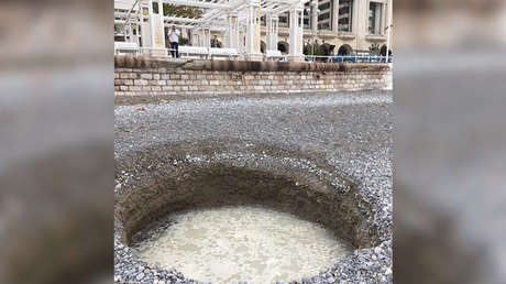 Un enorme cráter aparece en la más célebre playa de un importante centro turístico europeo (VIDEO)