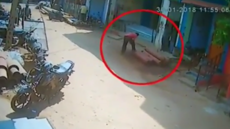 VIDEO: Intenta abrir una bombona de gas caduca pero sale disparada como un misil