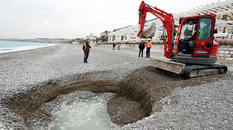 Un cráter esférico de cinco metros de diámetro se forma en una playa de Niza (FOTO)