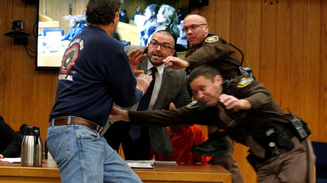 VIDEO: "Déme 5 minutos a solas con ese demonio": Padre de tres abusadas ataca a exmédico pedófilo