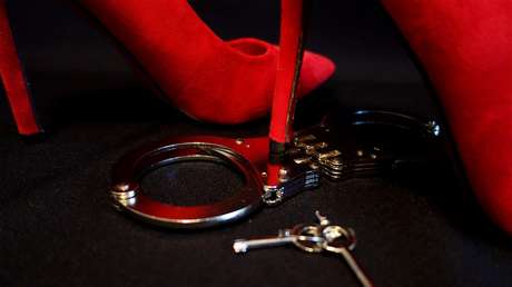 Una mujer celosa le corta los testículos a su novio