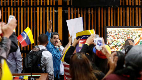 Maduro oficializa su candidatura presidencial a 26 años del nacimiento del chavismo