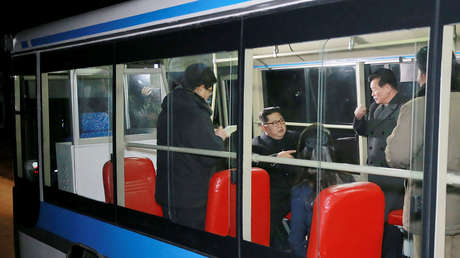 Kim Jong-un pasea con su esposa por Pionyang a bordo de un nuevo trolebús (FOTOS)