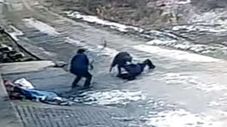 VIDEO BRUTAL: Un jabalí ataca sin piedad a un grupo de personas