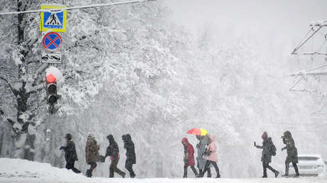 FOTOS: El Ejército ayuda a quitar la nieve en Moscú