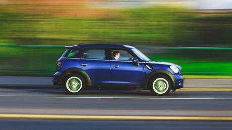 VIDEO: Dos hombres circulan sobre el techo de un coche en Chile