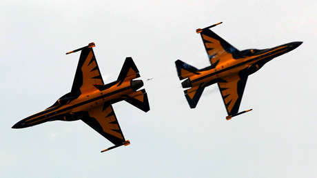 VIDEOS: Un caza surcoreano pierde el control al despegar y se incendia en la pista