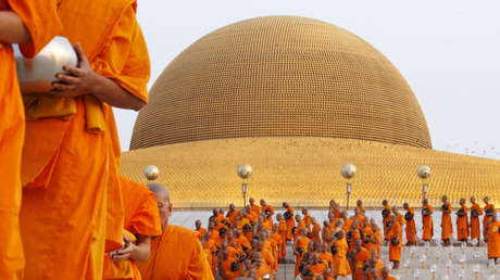 Video: Un sacerdote budista tailandés es pillado in fraganti robando prendas íntimas de mujeres